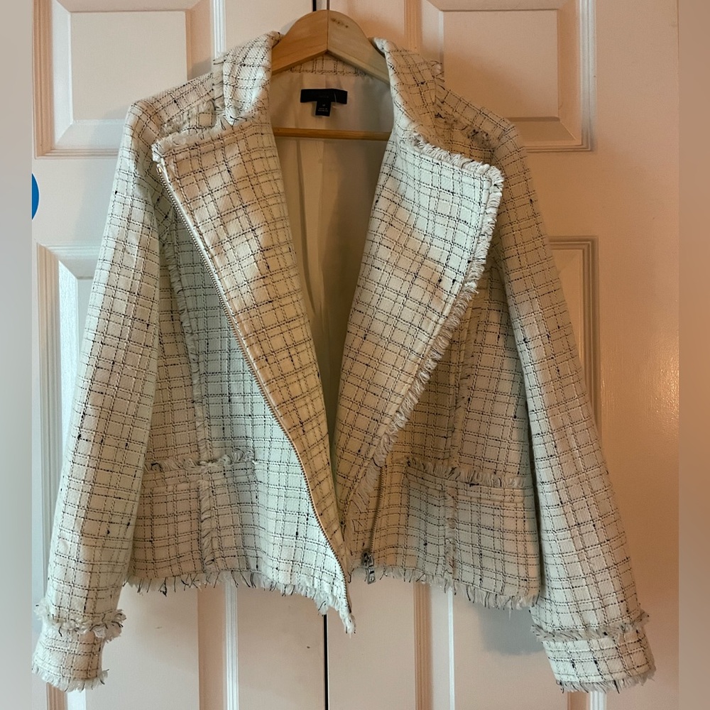 Ann Taylor Ladies Jacket Size 16 P. 

Brand new. 

Stylish and lightweight